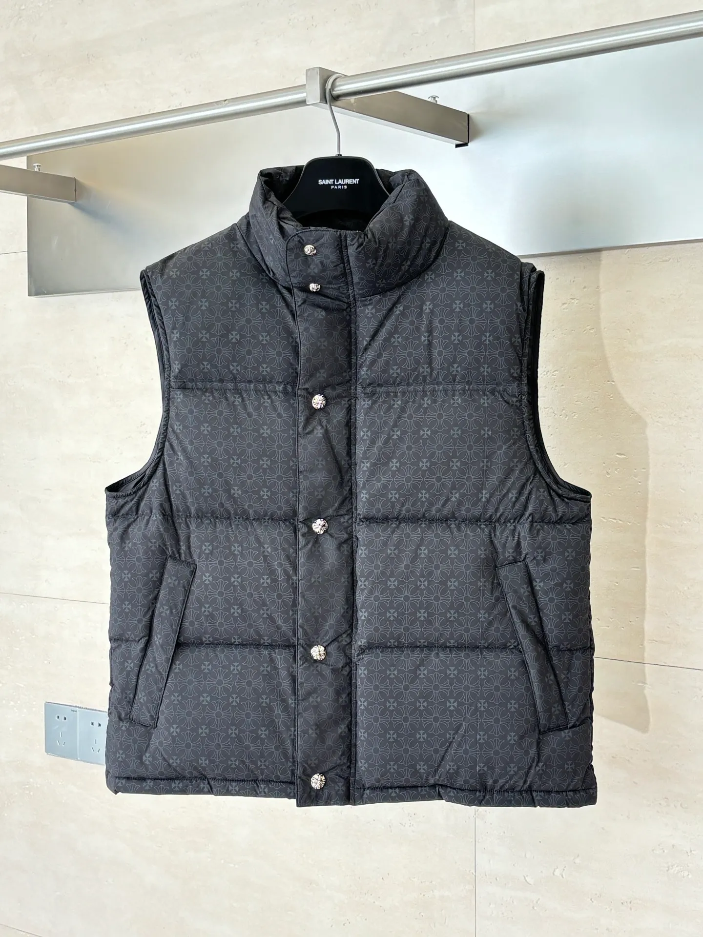P810 Chrome Heart*/Chrome Heart dark pattern jacquard down vest uses a unique dark pattern jacquard process to make the fabric visually present a rich layering and three-dimensional effect, which is both beautiful and fashionable. High-quality fabrics, special fabrics that are waterproof, stain-proof and breathable, ensure the practicality and comfort of the clothes. The down filling is full and even, ensuring good thermal insulation performance. Filled with 90 white duck down Size: S/M/L/XL